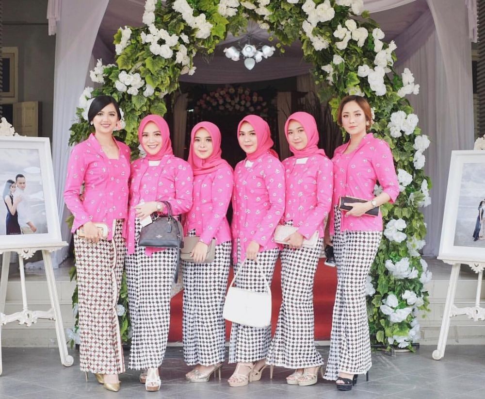 9 Seragam Bridesmaid Bergaya Formal, Kebaya Dan Gaun Memukau