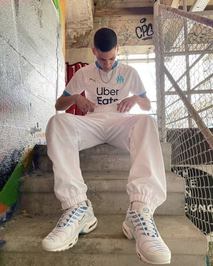 9 Ide Outfit Pakai Jersey Bola untuk Nobar Piala Eropa, Sporty Abis!