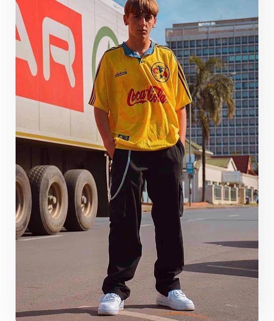 9 Ide Outfit Pakai Jersey Bola untuk Nobar Piala Eropa, Sporty Abis!