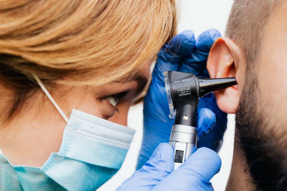 Telinga Berdarah: Penyebab, Gejala, Perawatan