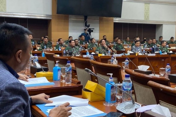 Prabowo Hadir di Rapat Komisi I, Duduk Diapit Panglima TNI dan KSAD
