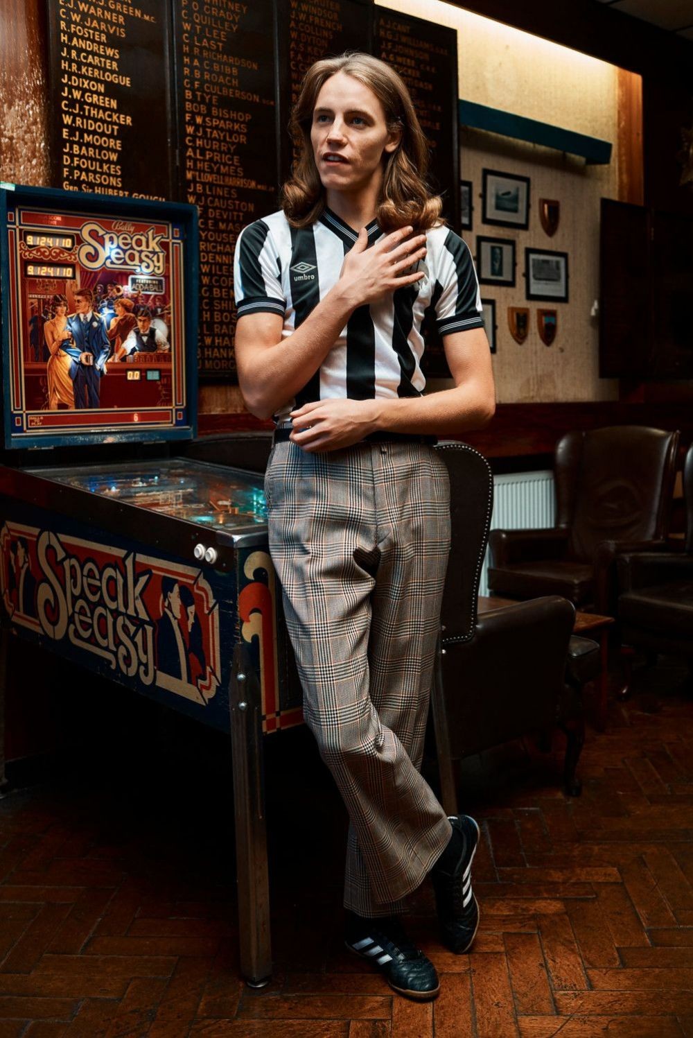 9 Ide Outfit Pakai Jersey Bola untuk Nobar Piala Eropa, Sporty Abis!