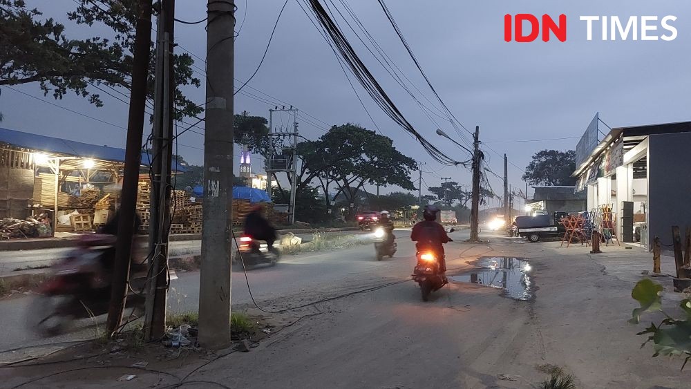 Tiang Listrik di Tengah Jalan Prancis Tangerang Segera Dipindahkan