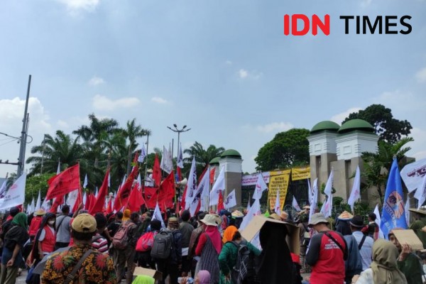 Massa Mulai Padati Gedung DPR, Lalin Tersendat