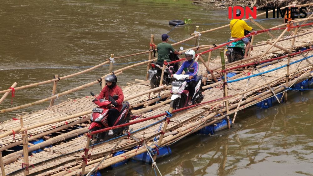 2 Jembatan di Sungai Bengawan Solo Ditutup, Warga Pakai Sasak