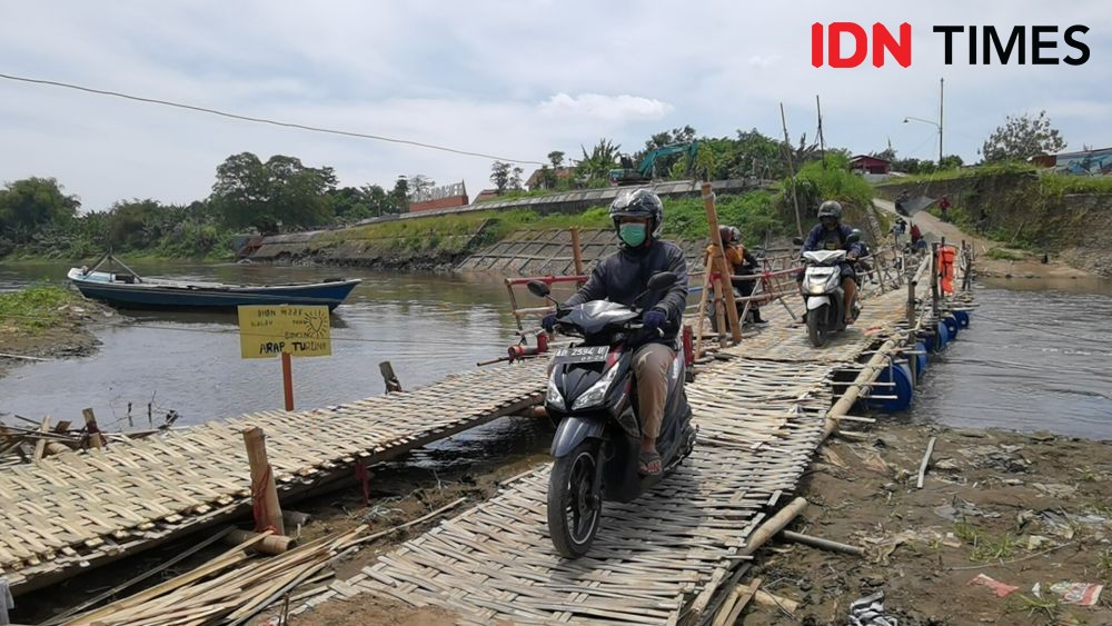 2 Jembatan di Sungai Bengawan Solo Ditutup, Warga Pakai Sasak