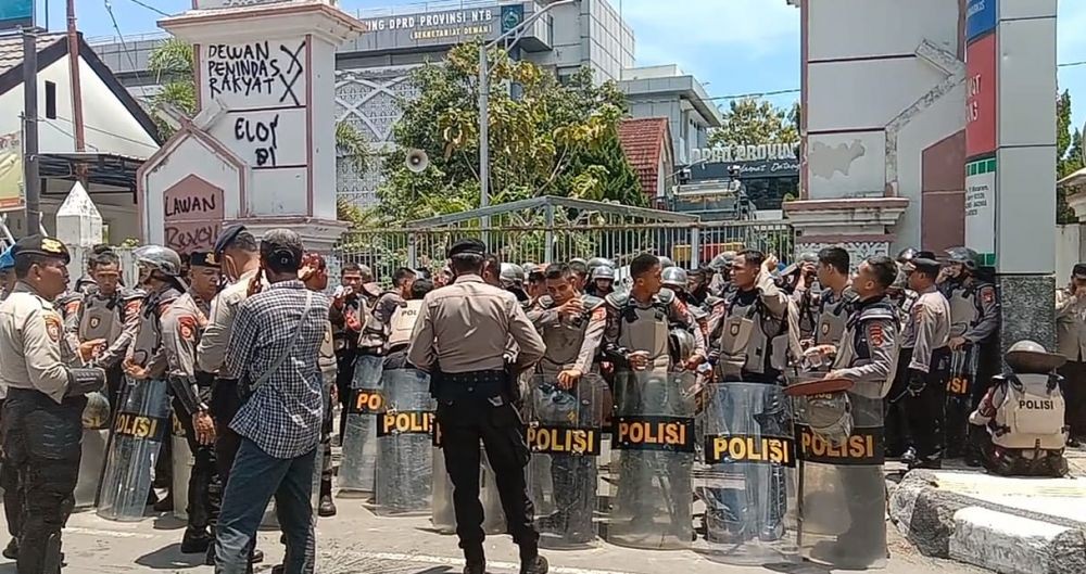 Mahasiswa NTB Demo Tuntut Jokowi Mundur 