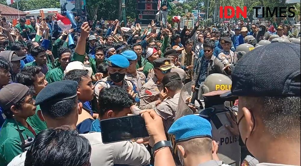 Mahasiswa NTB Demo Tuntut Jokowi Mundur 