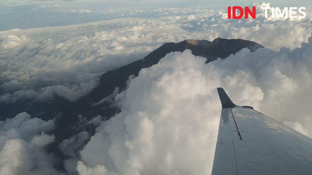 Memotret Keindahan Puncak Gunung Agung dari Langit Bali
