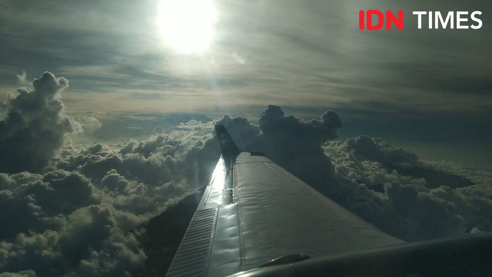 Memotret Keindahan Puncak Gunung Agung dari Langit Bali