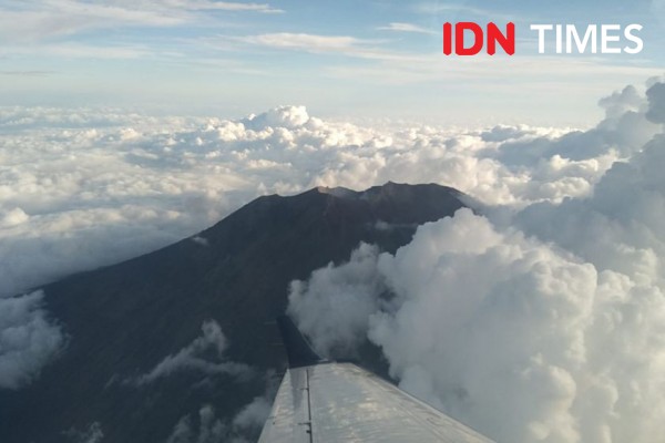Memotret Keindahan Puncak Gunung Agung dari Langit Bali