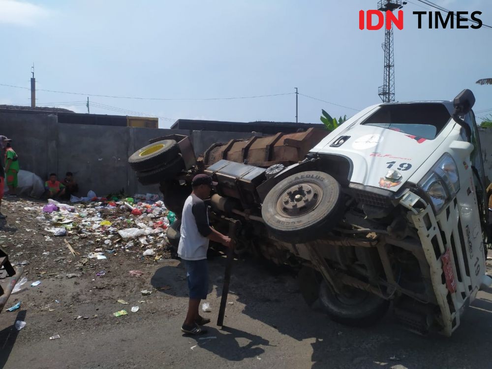 Truk Sampah Terguling di Bandar Lampung, Bak Diduga Sudah Rapuh