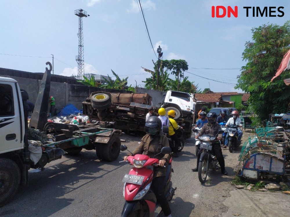 Truk Sampah Terguling di Bandar Lampung, Bak Diduga Sudah Rapuh