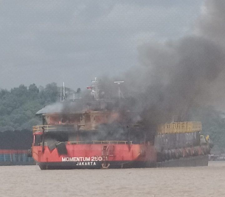 Polisi Mintai Keterangan 8 Saksi Kebakaran Kapal Tongkang di Samarinda