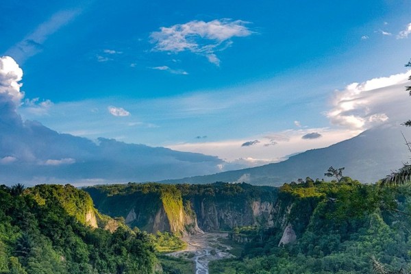 10 Lembah Cantik di Indonesia yang Kalah Cantik dari Swiss