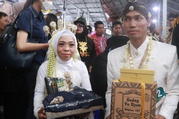 15 Pasangan Nikah Bareng di Malioboro, Maharnya Gudeg Kendil