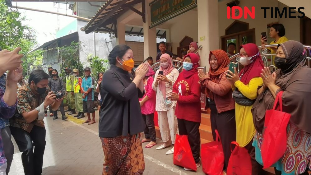 Hari Batik, Puan Maharani Blusukan ke Solo Pakai Jarik Bagi 1000 Paket