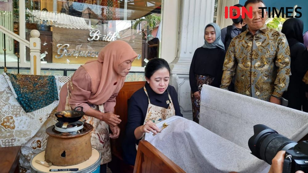 Hari Batik, Puan Maharani Blusukan ke Solo Pakai Jarik Bagi 1000 Paket