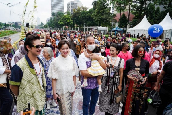 Yayasan Batik Indonesia Cetak Rekor MURI di Hari Batik Nasional 2022