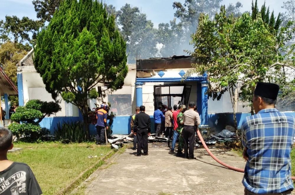 Gedung Sekolah Terbakar, Siswa SMPN 4 Jejawi Tetap Masuk Belajar