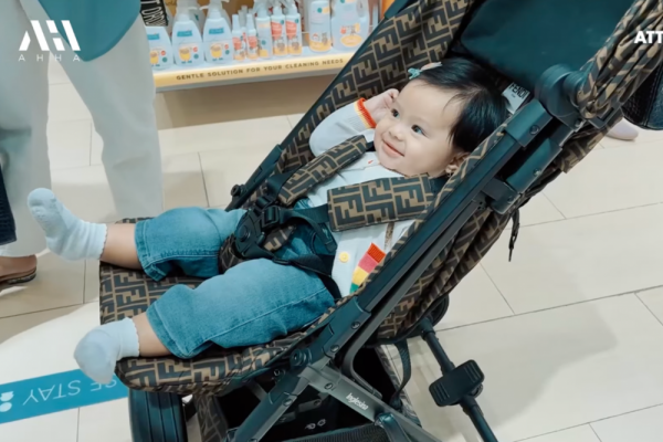 10 Momen Bahagia Ameena Dapat Mainan dari Aurel, Semua Diborong