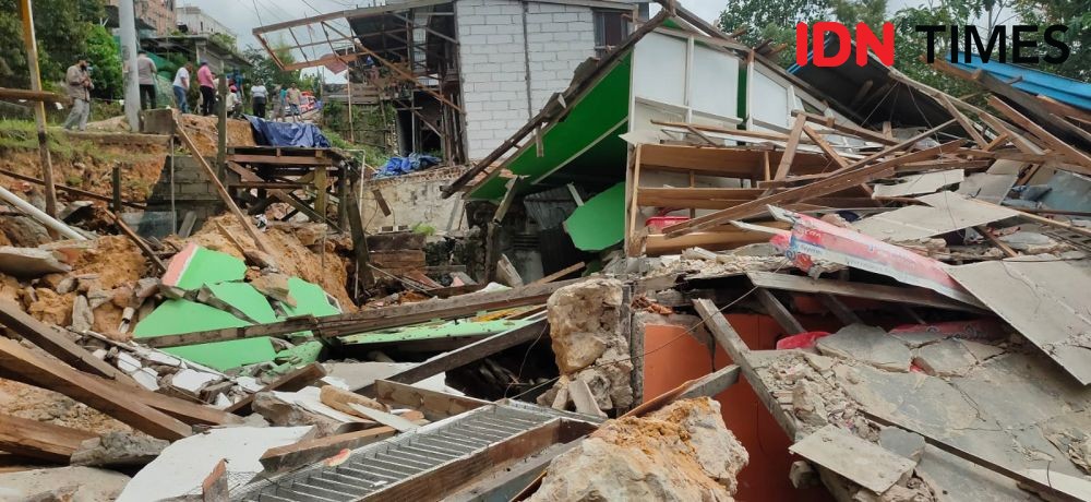 Tiga Rumah Ambruk Akibat Longsor di Balikpapan, Satu Penghuni Terluka