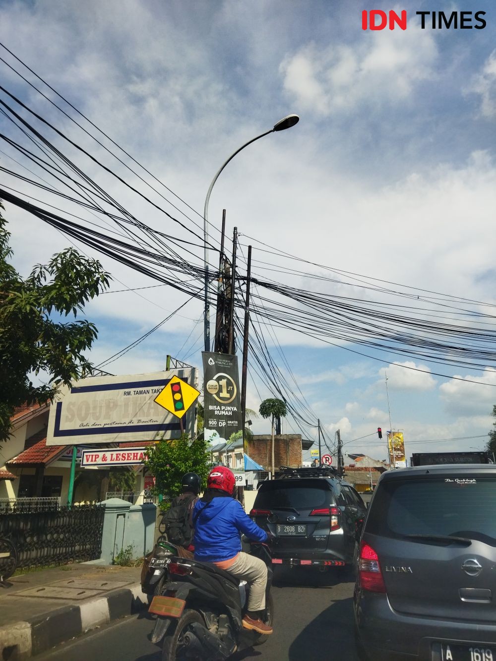 Jaringan Kabel Optik di Kota Serang Semrawut dan Menjuntai 