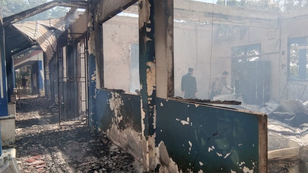 Gedung Sekolah Terbakar, Siswa SMPN 4 Jejawi Tetap Masuk Belajar
