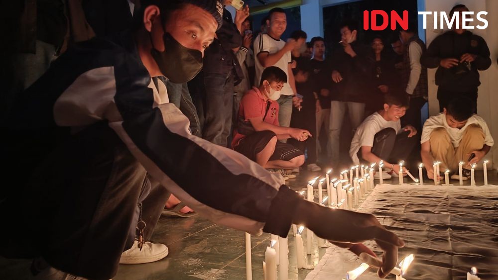 Tragedi Kanjuruhan, Suporter Bola Lampung Aksi Nyala Lilin Solidaritas