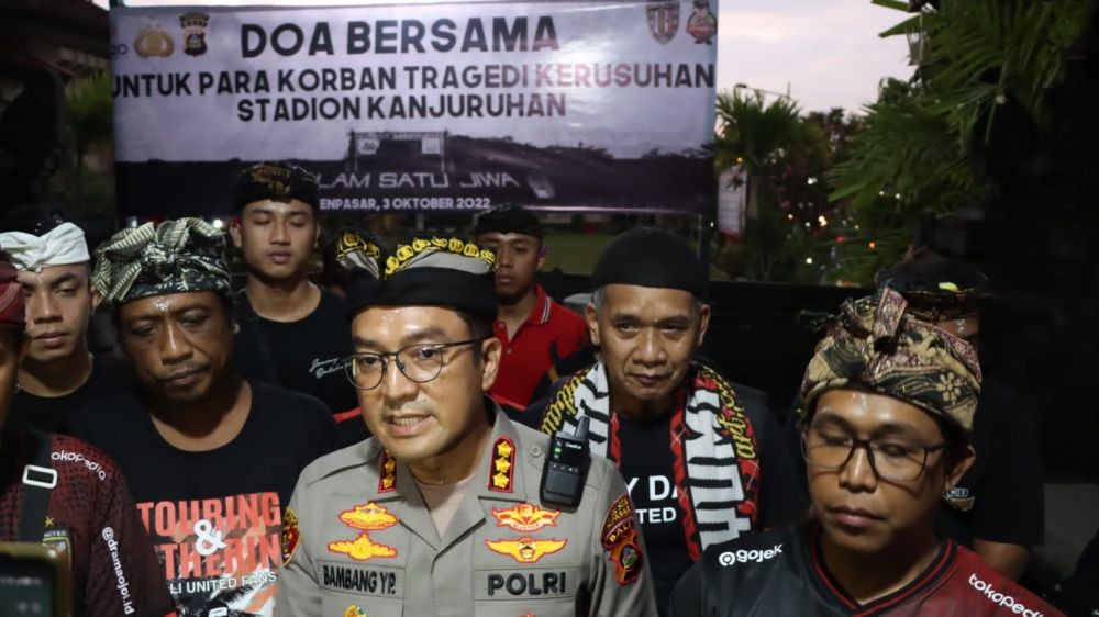 Polresta Denpasar dan Fans BU Doa Bersama untuk Korban Kanjuruhan