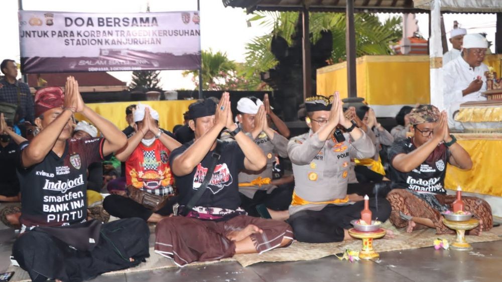Polresta Denpasar dan Fans BU Doa Bersama untuk Korban Kanjuruhan