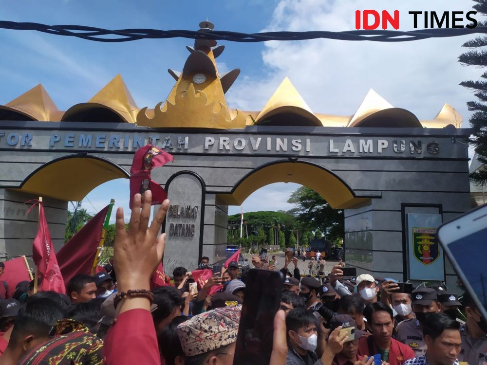 Tolak Kenaikan BBM, Mahasiswa Muhammadiyah Aksi di Depan DPRD Lampung