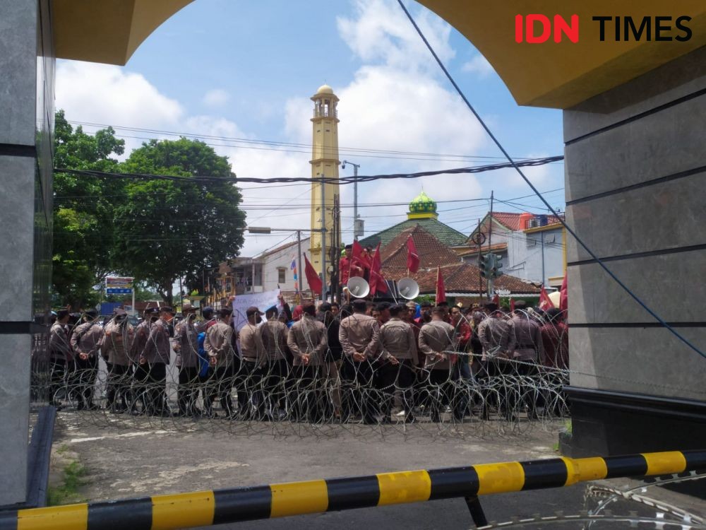 Tolak Kenaikan BBM, Mahasiswa Muhammadiyah Aksi di Depan DPRD Lampung