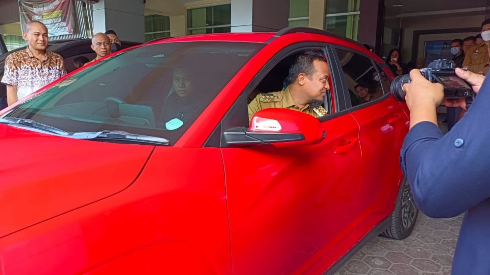 Gubernur Sulsel Mulai Gunakan Mobil Listrik untuk Kendaraan Dinas