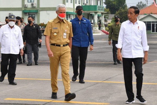 Kala Jokowi Ajak Ganjar Naik Mobil Dinas Presiden saat Kunker Jateng