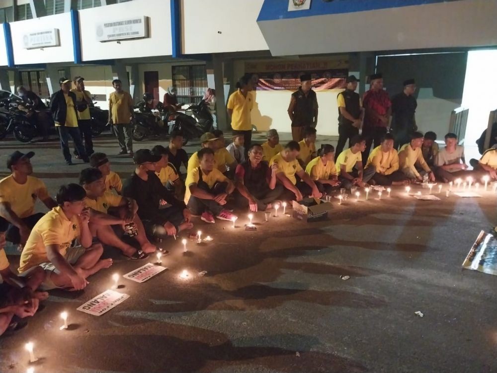 Suporter PSDS Salat Gaib dan Aksi Lilin untuk Korban Kanjuruhan