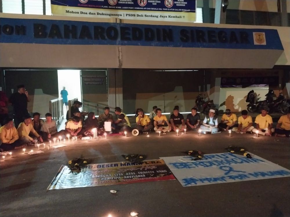 Suporter PSDS Salat Gaib dan Aksi Lilin untuk Korban Kanjuruhan