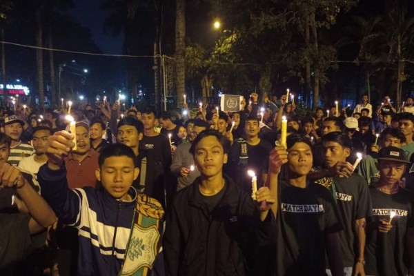 Dari Medan untuk Kanjuruhan, Aksi Lilin hingga Tabur Bunga Suporter