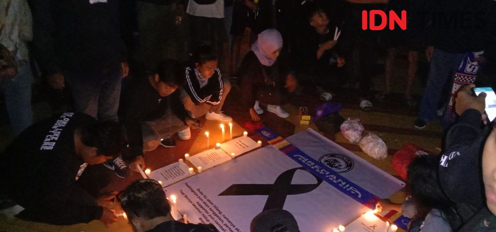 Aremania dan Bonek Lombok Kompak Doakan Korban Tragedi Kanjuruhan 
