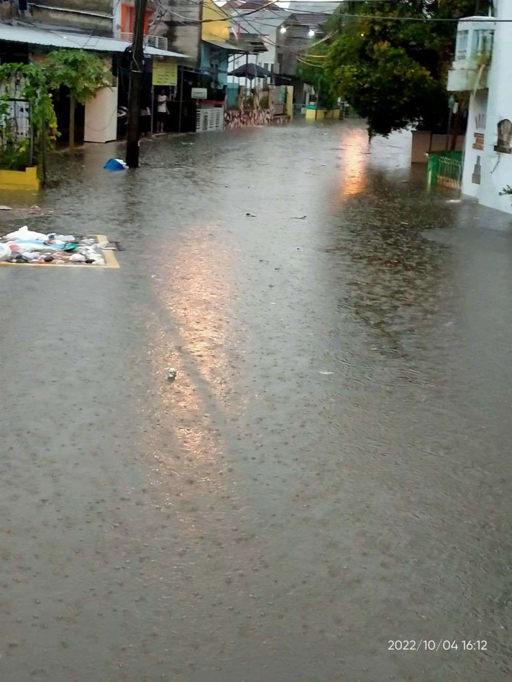 Akibat Hujan Deras, 8 Wilayah Di Bekasi Banjir Dan 1 Rumah R