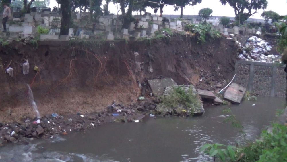 25 Makam di TPU Sirnaraga Terdampak Banjir, 3 Jenazah Hampir Hanyut