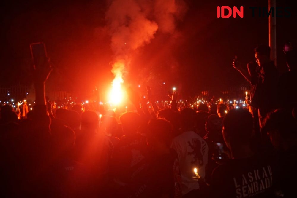 [FOTO] Ribuan Suporter Serukan Perdamaian di Stadion Mandala Krida 