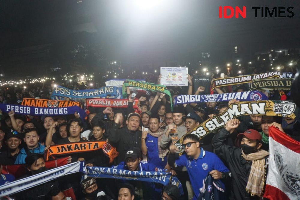 [FOTO] Ribuan Suporter Serukan Perdamaian di Stadion Mandala Krida 