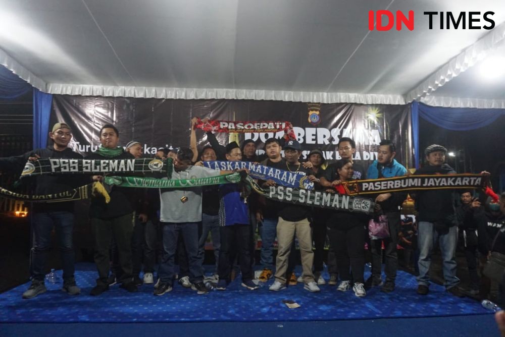 [FOTO] Ribuan Suporter Serukan Perdamaian di Stadion Mandala Krida 