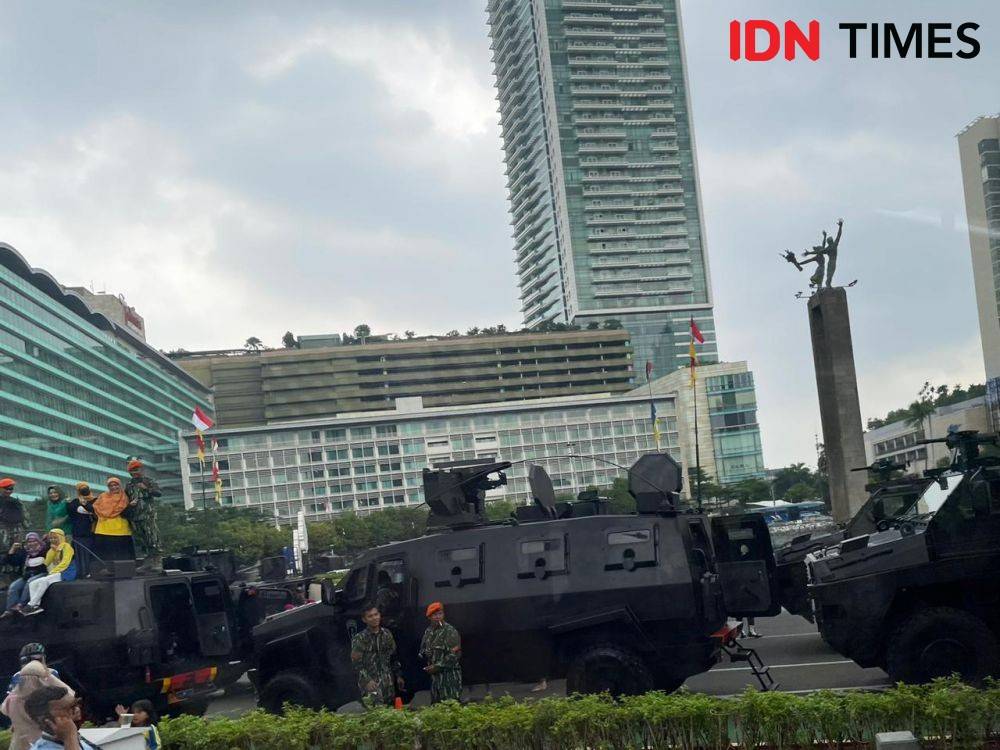 Warga Antusias Saksikan Parade Alutsista TNI