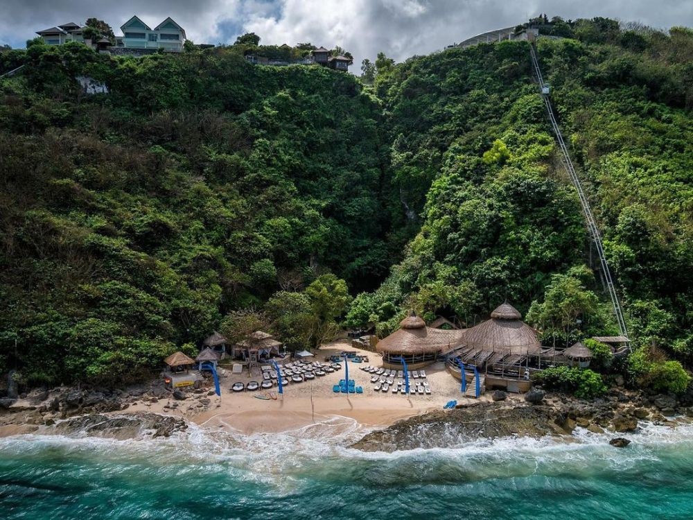 10 Rekomendasi Beach Club Paling Hits di Uluwatu Bali, Chill Abis!
