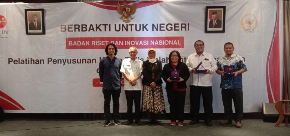 Dedi Sinuhaji Serahkan Beasiswa BRIN pada Civitas Akademika di Medan