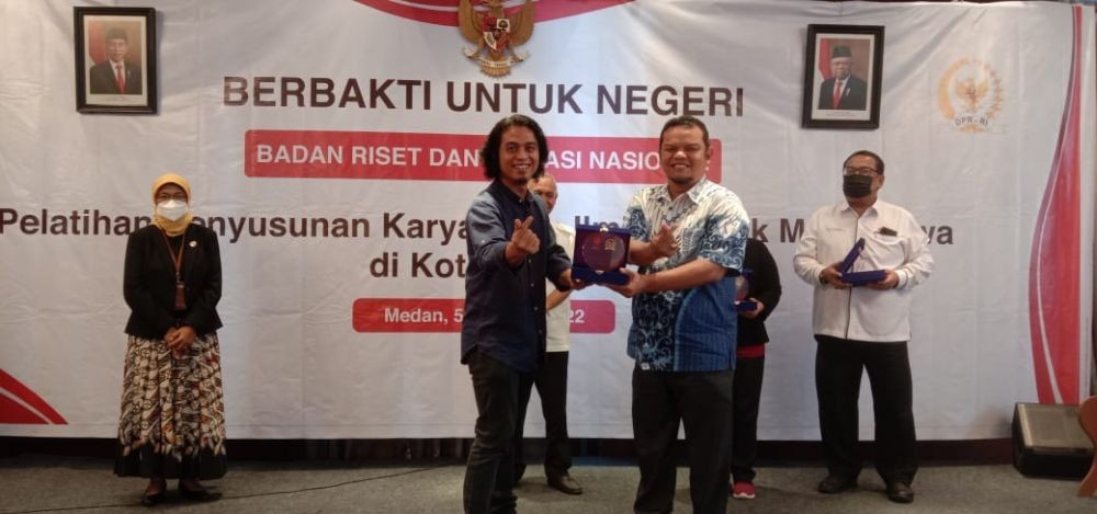 Dedi Sinuhaji Serahkan Beasiswa BRIN pada Civitas Akademika di Medan