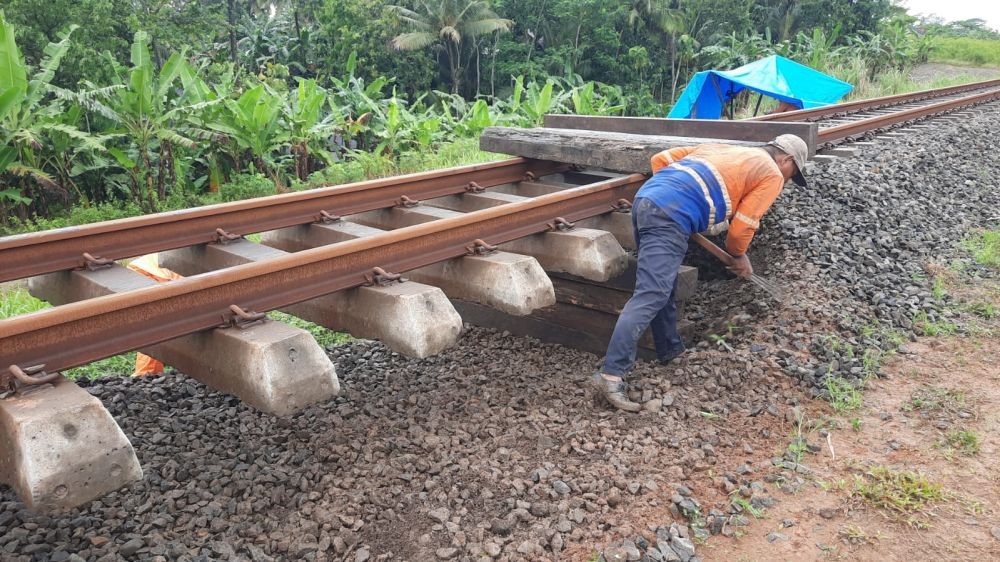 Jalur Jeruklegi-Kawunganten Ambles, Kereta Tujuan Bandung Tertahan