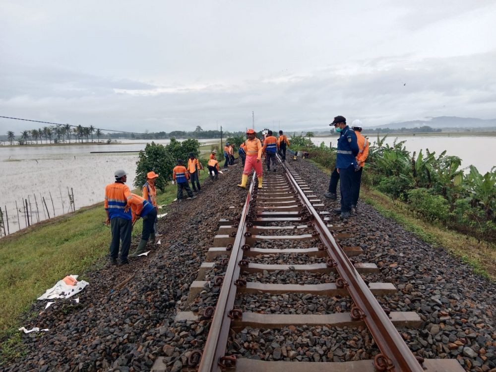 Jalur Jeruklegi-Kawunganten Ambles, Kereta Tujuan Bandung Tertahan
